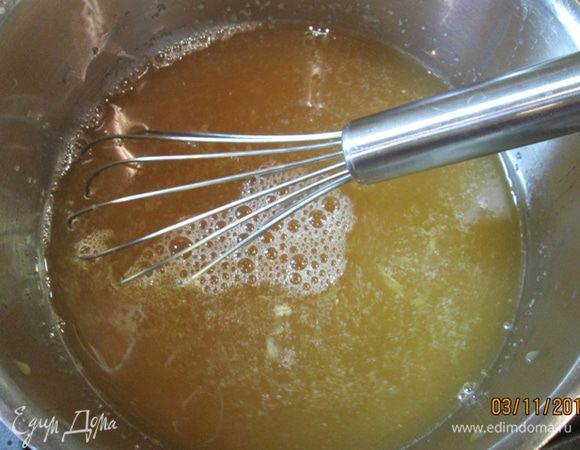 Виноградный сок и сахарную пудру соединяем в кастрюльке, добавляем желатин, нагреваем до 60 град. (т.к. опыта работы с желатином у меня маловато, я для контроля температуры использовала градусник). Помешиваем, чтобы желатин полностью растворился. Остужаем.