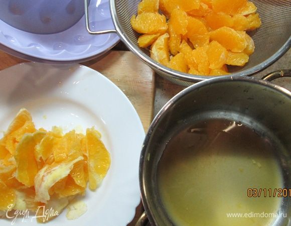 Разделить апельсины на сегменты. Для этого сначала срезаем белую шкурку, а затем острым ножом вырезаем дольки. Таким образом, тонкие перепонки не попадут к нам в десерт. Делаем эту операцию над емкостью. Апельсиновый сок будет стекать в нее. Потом можно добавить его к виноградному.
Дольки складываем в дуршлаг, ставим его на водяную баню, держим 1 мин. над кипящей водой.