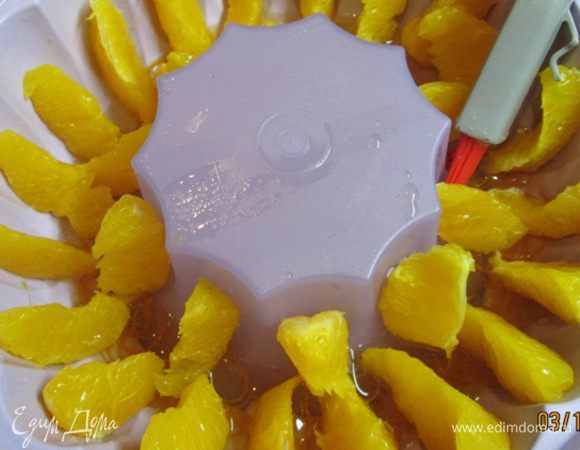 Затем помещаем в форму дольки и смазываем их желе при помощи кисточки. Снова отправляем в холодильник на 5 мин.