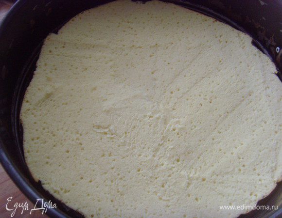 Сборка торта: выкладываем корж  ( думала собирать в форме с бортиком, но крем оказался настолько стойким, что необходимость в этом отпала).