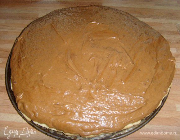 На корж  выкладываем крем, распределяемем его так, чтобы образовалась небольшая горка.