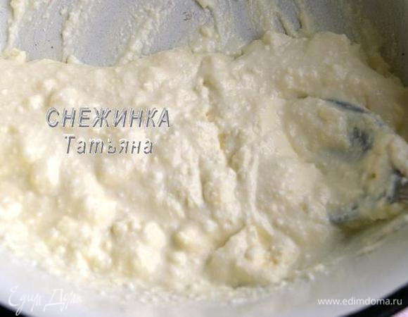 Займёмся тестом. В миске соединяем творог, мягкое сливочное масло, яйцо, соль и гашёную соду. Хорошо растираем.