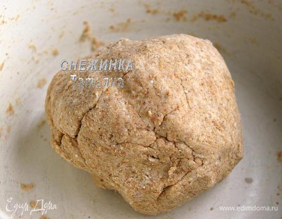 Добавляем ржаную и цельнозерновую муку. Вымешиваем мягкое тесто. Заворачиваем в пищевую плёнку и убираем в холодильник.