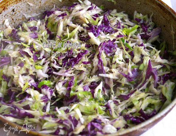 Добавляем белокочанную и краснокочанную капусту, перемешиваем, держим на среднем огне около минуты, чтобы быстро выпарилась лишняя жидкость и капуста немного «осела». Посыпаем листочками тимьяна, приправляем молотым чёрным перцем. Снимаем с огня. Добавляем шпинат, перемешиваем, чтобы он потерял объём.