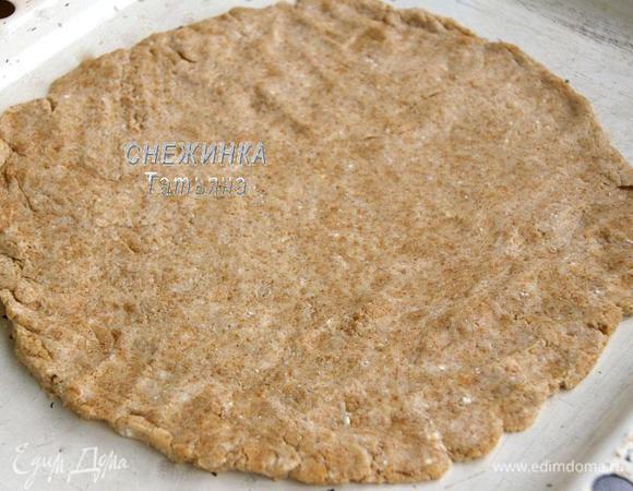 Тесто раскатываем в круг прямо на противне, можно растянуть его пальцами, не слишком тонко.