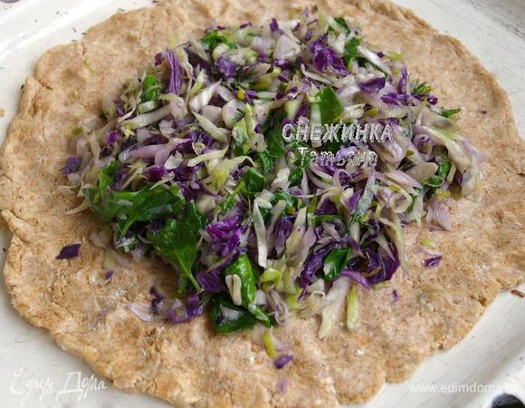 На середину теста кладём капустную начинку.