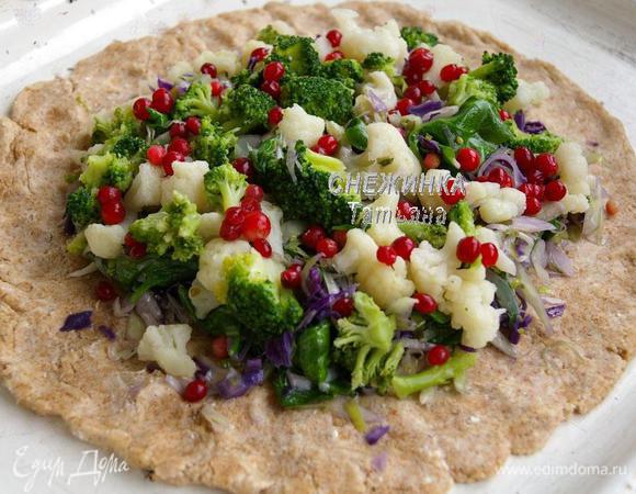 Сверху распределяем горкой брокколи и цветную капусту. Посыпаем брусникой.