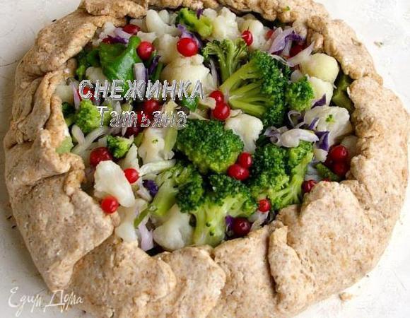 Края теста собираем к центру, формируя галету.