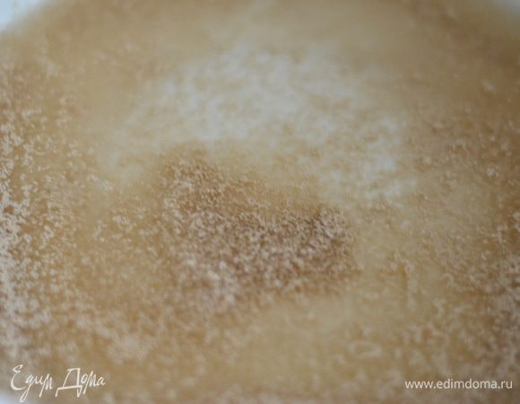 добавить теплую воду, молоко, соль,