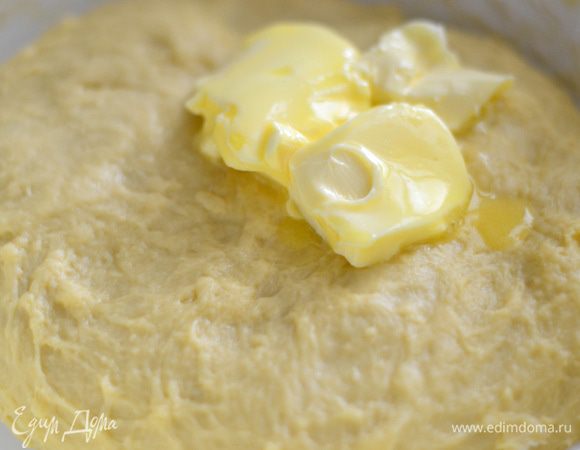 Добавить масло комнатной температуры, снова замесить тесто, чтобы оно хорошо отлипало от рук.