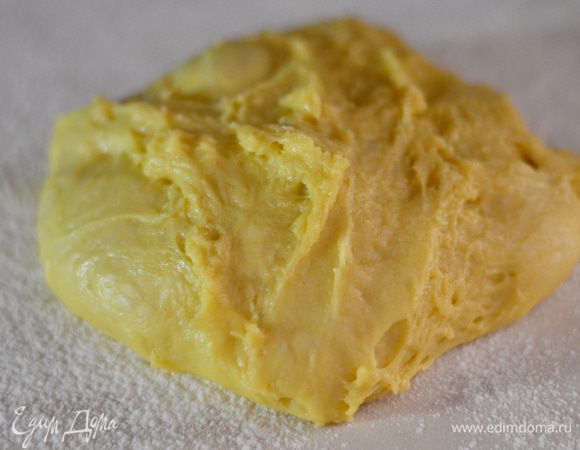 Выложить тесто на присыпанную мукой рабочую поверхность и скалкой раскатать не тонко!