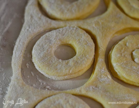 В середине пончика выдавить маленький кружочек, накрыть полотенцем