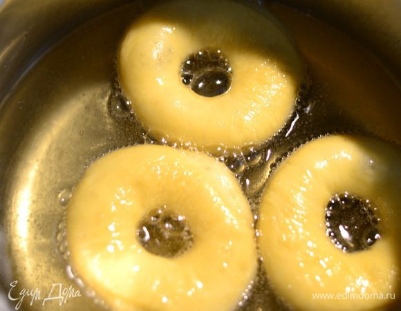 Хорошо разогреть растительное масло и поджарить пончики до золотистого цвета с обоих сторон. Главное следить, чтоб пончики не подгорели, так как они очень быстро готовятся!