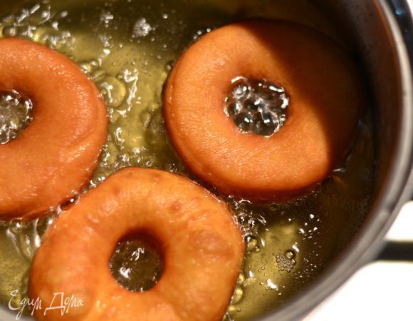 Выложить пончики на бумажную салфетку и дать остыть.