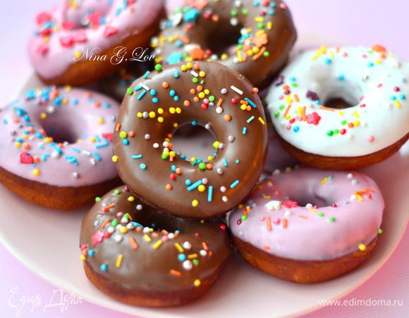 Пончики хорошенько посыпать сахарной пудрой или же каждый пончик обмакнуть в готовую кондитерскую глазурь.