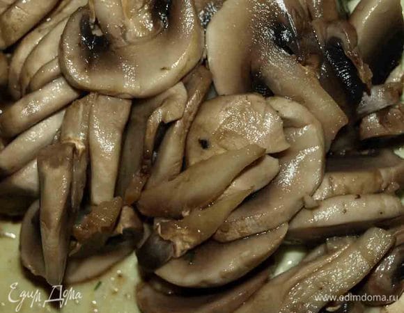 Шампиньоны очистить и запечь в духовке 180 градусов 10 минут.  Остудить, нарезать тонкими пластинками.