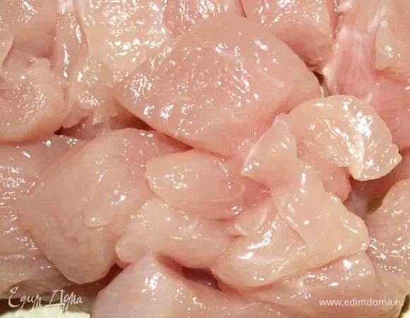 Куриную грудку очистить от  пленок и лишнего жира. Слегка отбить. Нарезать небольшими кусочками и обжарить без масла в течение 5 минут. Добавить воды и тушить 10 — 15 минут.