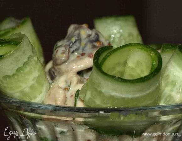 Готовую закуску разложить по креманкам. Ломтиками огурца украсить коктейль.

Приятного аппетита!