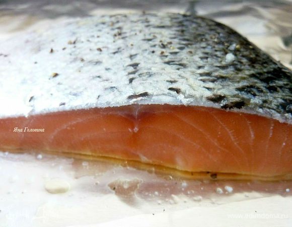 Разогреть духовку с функцией гриль на максимум. Противень смазать оливковым маслом, положить рыбку и смазать маслом с двух сторон, поперчить и посолить, разложить рыбку кожей вверх и запекать 5-7 минут (зависит от толщины), перевернуть аккуратно кожей вниз и запекать 5-7 минут. 
 