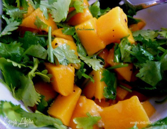 Пока рыбка в духовки, смешать манго, кинзу, оливковое масло и чеснок, приправить.