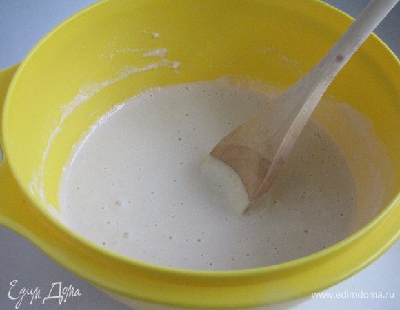 В теплом молоке растворить дрожжи. Добавить сахар. Отмерить 300 г муки и из этого количества взять несколько ложек для опары. Замесить опару. Должна получиться консистенция, как на оладьи. Поставить в теплое минут на 30.