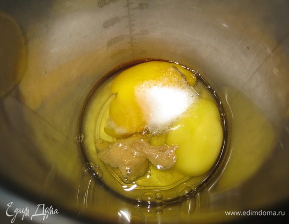 В ёмкость диаметром как блендер или чуть шире, но не намного вбиваем яйца, добавляем, горчицу, сахар, соль.