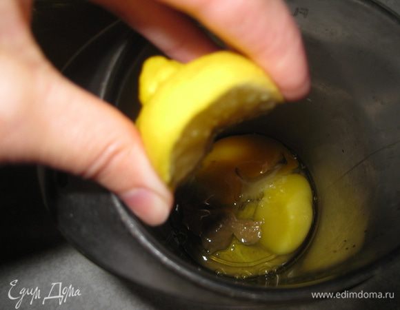 Из ¼ части лимона выжимаем лимонный сок. 