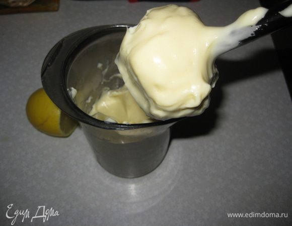 Включаем блендер и все перемешиваем 1-2 секунды. 
Потом в емкость, при включенном блендере, медленно начинаем добавлять оливковое масло. Блендер поднимаем вверх-вниз тоже медленно. Чем больше работаем блендером, тем гуще получается майонез. Блендер выключаем. Пробуем. Добавляем специи по вкусу. И еще раз размешиваем. Вкусный и полезный майонез готов.