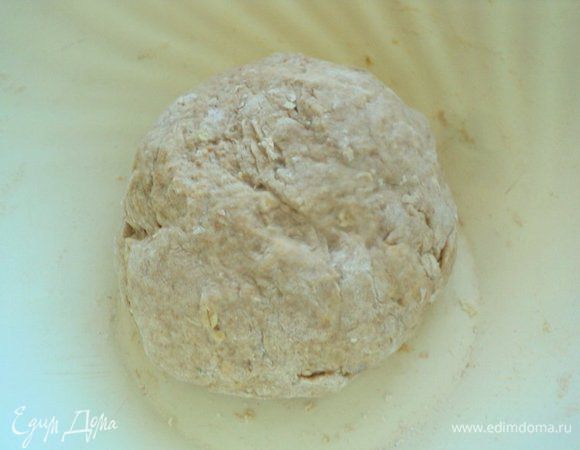 В теплой воде развести дрожжи, добавить сахар, соль, оливковое масло. Смешать пшеничную и цельнозерновую муку и овсяные хлопья и постепенно добавить к жидкой части, замесить мягкое тесто. Накрыть миску с тестом полотенцем и поставить в теплое место для подъема.