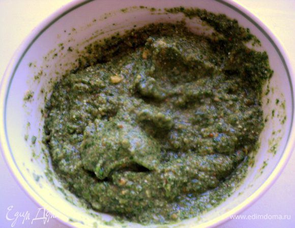 Добавить к  пюре дробленные грецкие орехи, панировочные сухари, выдавленный через пресс чеснок, соль по вкусу, перемешать.