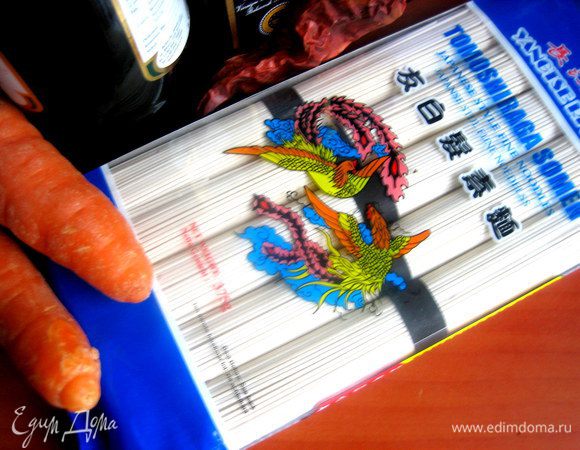 В упаковке 5 пучков вермишели, из одного получается огромная порция, хватает на двоих!