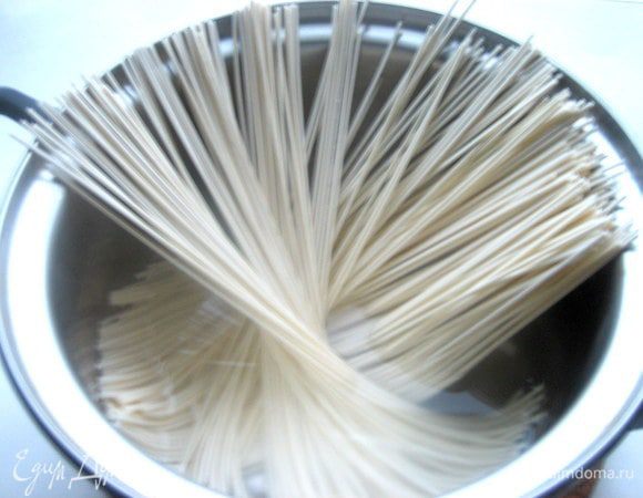 И варим в соответствии с инструкцией... На моей пачке написано 3 минуты варить!