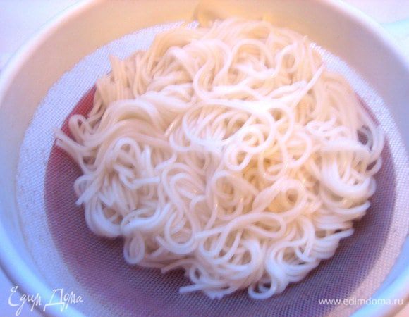 Промываем, откидываем на сито, даём стечь воде.