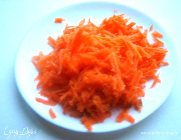 Готовим овощи: морковь натереть как по-корейски, соломкой или просто на крупной тёрке.