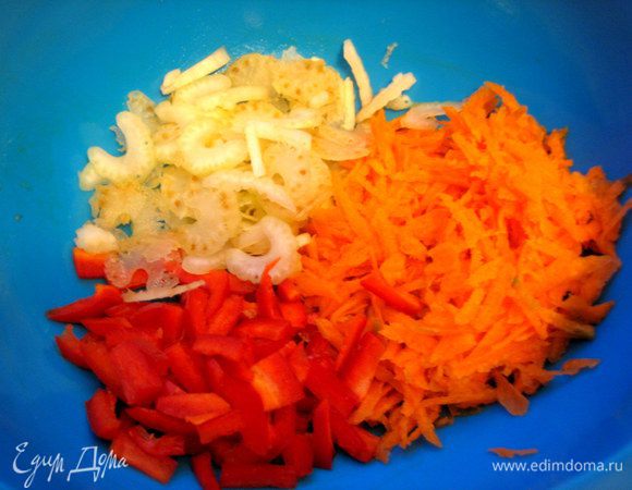 Соединяем овощи в глубокой миске.