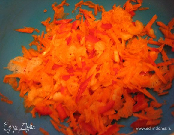 И мнём рукой минуту или две хорошенько, пока овощи не дадут сок.