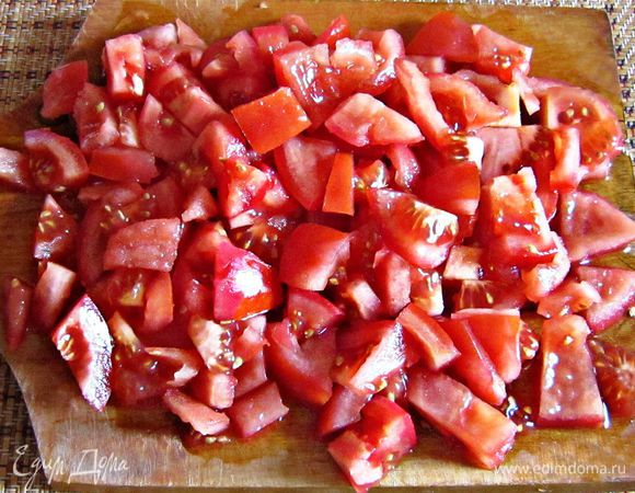 Порезать помидоры небольшими кусочками.