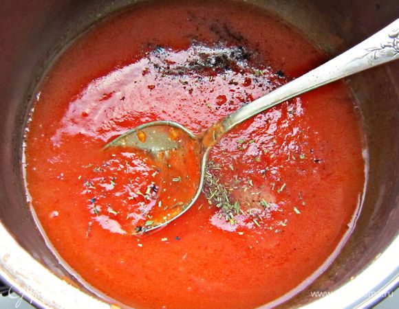 Приправить соус солью, перцем и базиликом. Получаем прекрасный свежеприготовленный томатный соус!