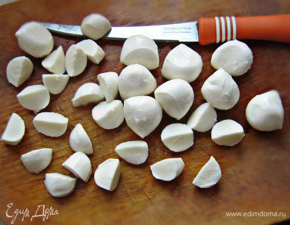 Моцареллу нарезать маленькими кусочками. Я использовала мацареллу-мини и разрезала каждый шарик на 4 части.