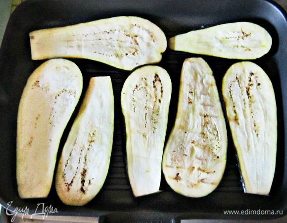 Разогреть сухую сковороду и обжарить баклажаны с двух сторон по 2-3 мин (я использовала сковороду- гриль).