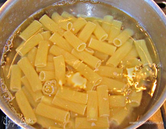 Вскипятить в кастрюле воду, посолить и отваривать макароны до состояния "аль денто".