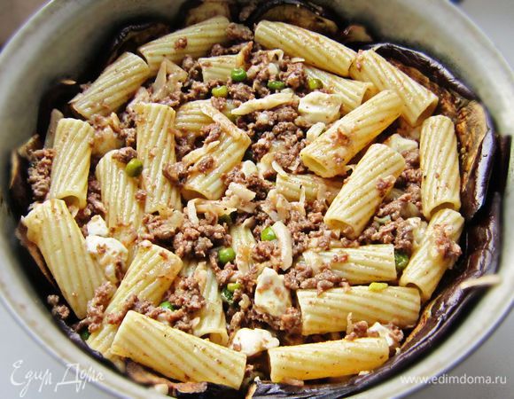 Наполнить начинкой форму с баклажанами. Запекать в разогретой до 180г духовке 20-30 мин.