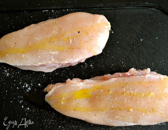 Куриную грудку разделить на 2 части, удалив вилообразную косточку и имеющиеся хрящики. Обе половинки посолить, поперчить и полить немного оливковым маслом. "Помассировать" грудки, позволяя маслу и специям равномерно распределиться по мясу.   