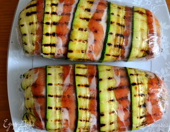 Все тоже самое проделать со второй половинкой от грудки. Оба конвертика убрать в холодильник минимум на 1 час. А можно такую заготовку приготовить заранее и оставить в холодильнике на целую ночь, а приготовить блюдо уже на след. день.  