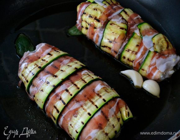 Когда мы будем готовы приготовить нашу курочку "в клетке"... Достать грудки из холодильника, освободить от пленки. В сковороде разогреть оливковое масло и положить зубчики чеснока и лавровые листики. Обжарить половинки со всех сторон на среднем огне в течение 20 минут, до золотистой корочки. Переворачивать осторожно, помогая себе двумя лопатками.   