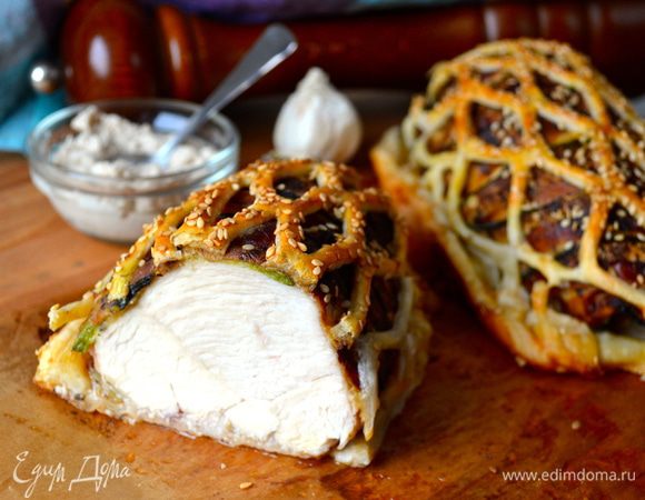 Дать готовой курочке немного остыть, а затем нарезать и подавать!... Очень вкусно с горчицей..., или с хреном... ))) Мясо получается очень нежным... Ну, и вообще, не скучная такая курочка "в клетке"!!! 