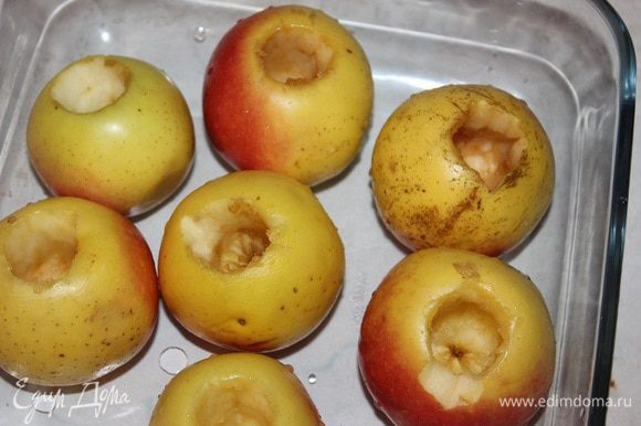 Яблоки помыть, аккуратно удалить сердцевину с помощью специального ножа или чайной ложкой,