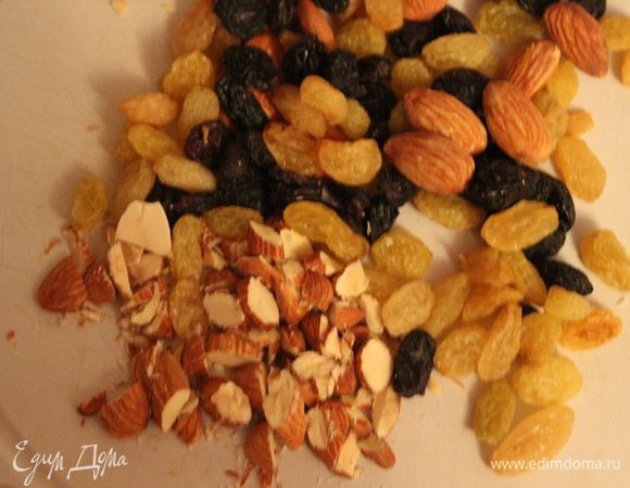 Миндаль  порубит, смешать изюмом, медом, корицей, молотым имбирем, перцем и мускатным орехом, и разложить по яблокам. 