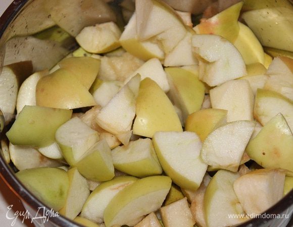 Яблоки и груши вымыть, очистить, и разрезать каждый фрукт на 4 части, удалить сердцевину и нарезать кубиками. 