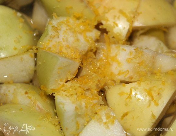 Переложить в кастрюльку. Фрукты залить 500 воды, снять цедру с одного лимона и туда же в кастрюльку выжать сок. 